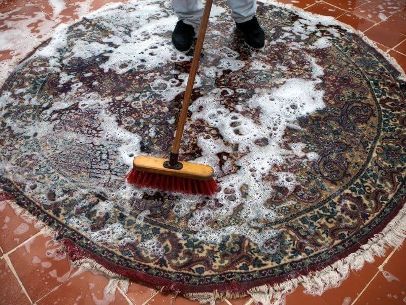 Запах ковра из-за сырости